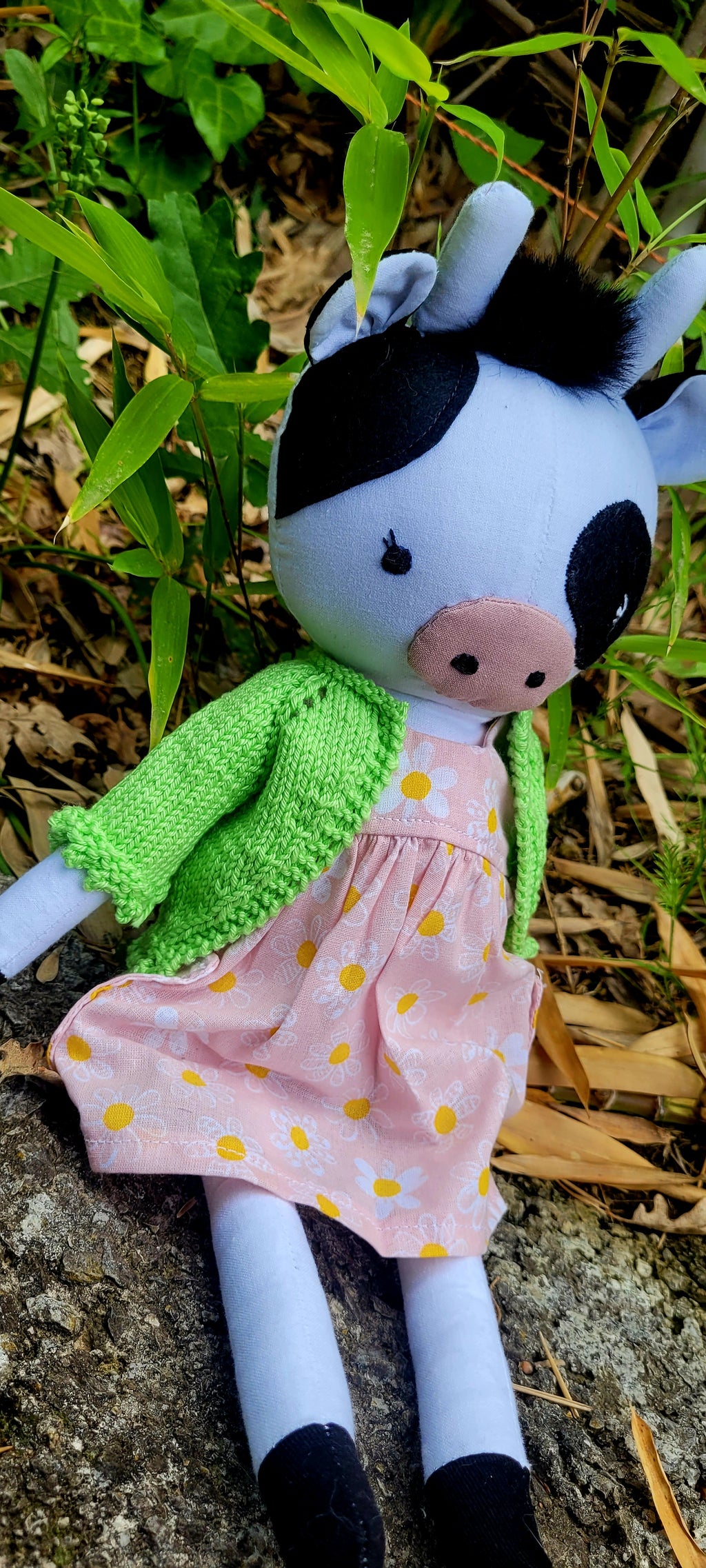 Voici Marguerite, la vache la plus adorable du pâturage enchanté ! ✨