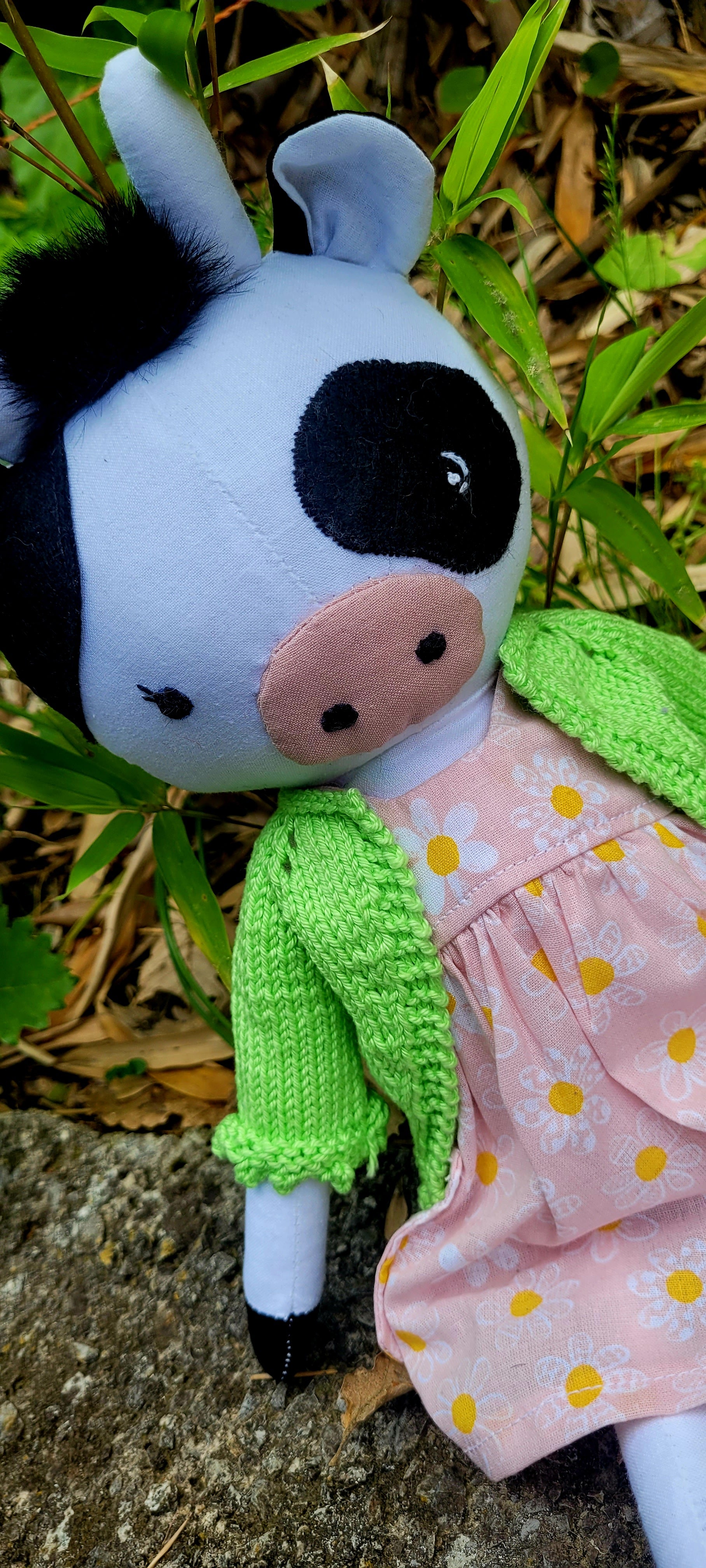 Voici Marguerite, la vache la plus adorable du pâturage enchanté ! ✨